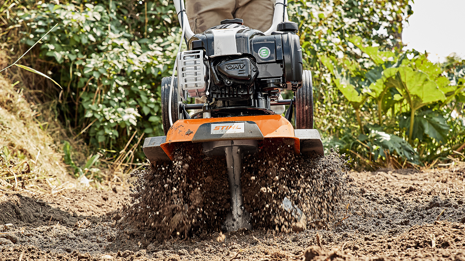 STIHL Motorhacke MH 445 beim Umgraben eines Feldes