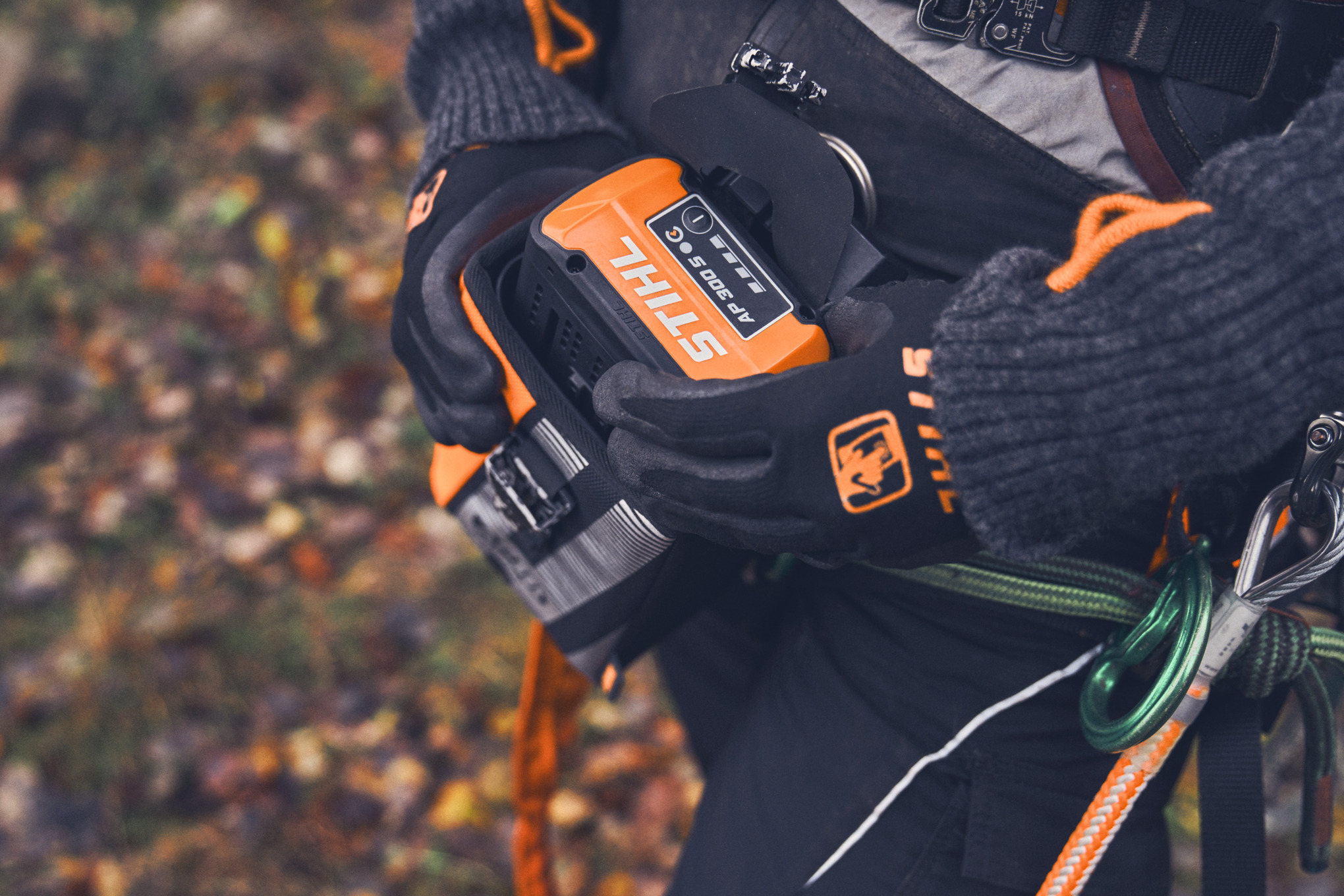 A STIHL AP 300 S akkumulátort táskába teszik