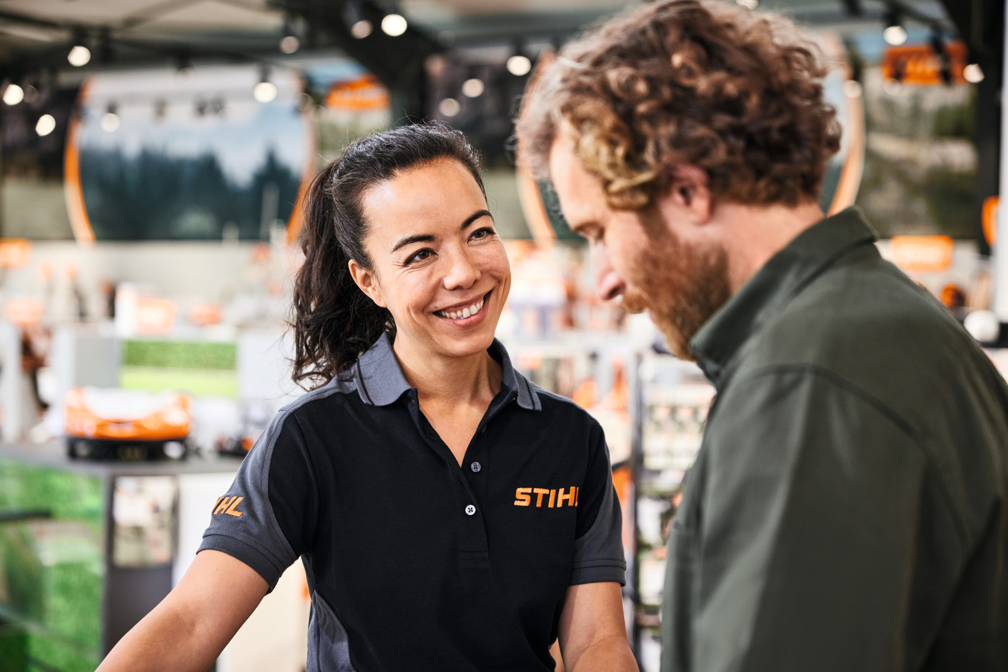 Egy STIHL szakkereskedés munkatársa tanácsot ad egy ügyfélnek