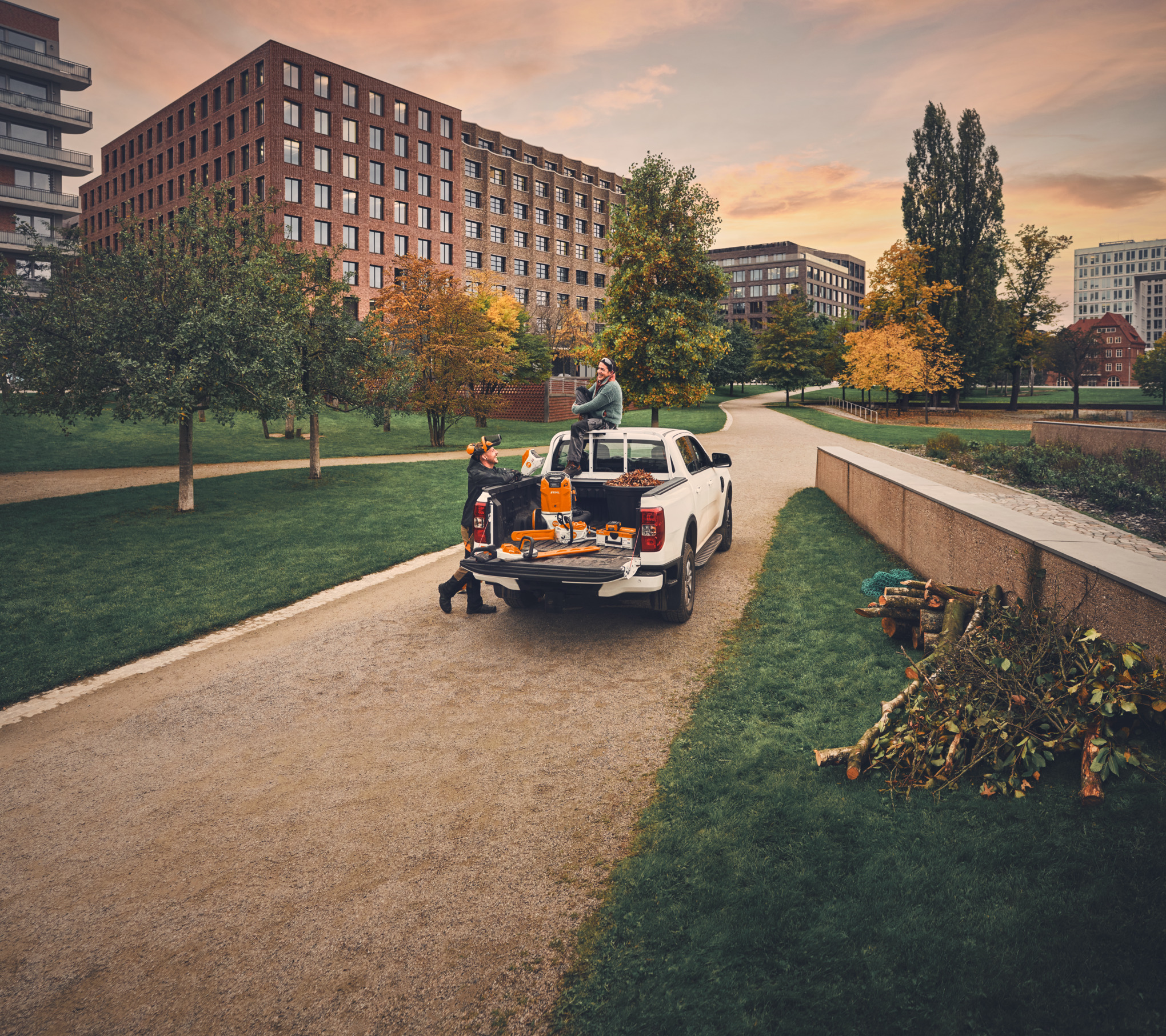 Öt ember védőfelszerelésben STIHL akkumulátoros gépekkel a közúton