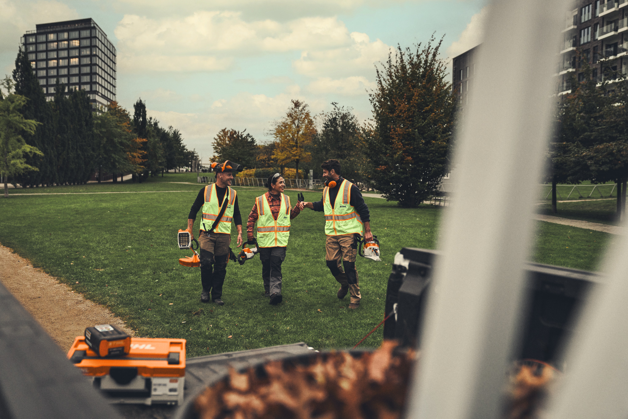 Csapat munka után a járműhöz visszatérő úton a STIHL akkumulátoros szerszámokkal