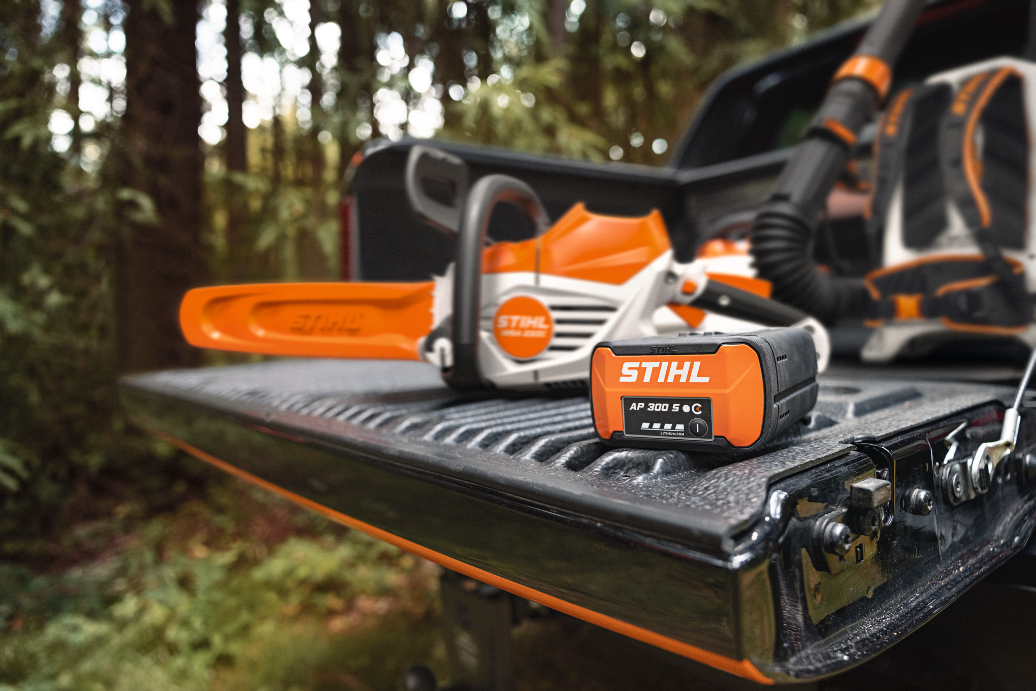 STIHL AP 300 S akkumulátor fehér háttér előtt