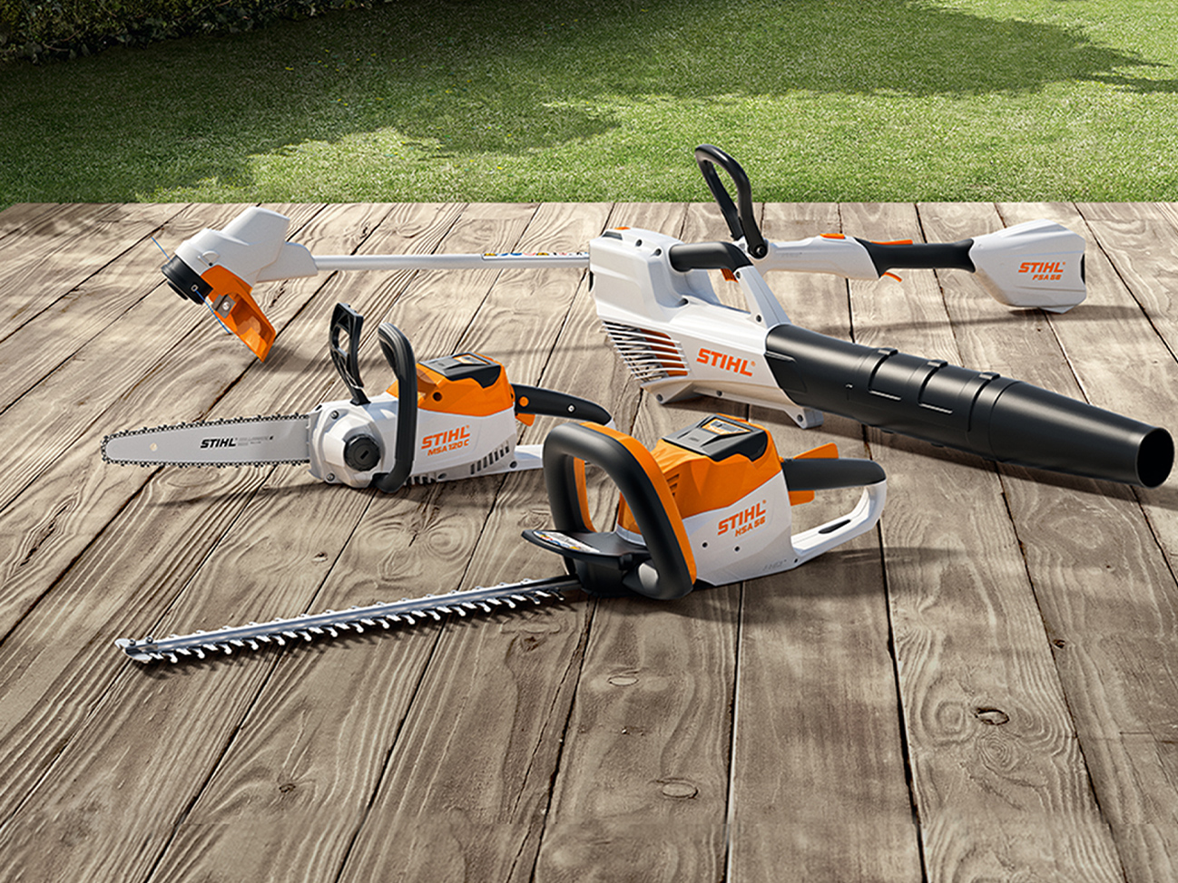 STIHL MSA 120 C akkumulátoros láncfűrész, FSA 57 akkumulátoros szegélynyíró, HSA 56 akkumulátoros sövénynyíró, BGA 56 akkumulátoros lombfúvó egy fateraszon