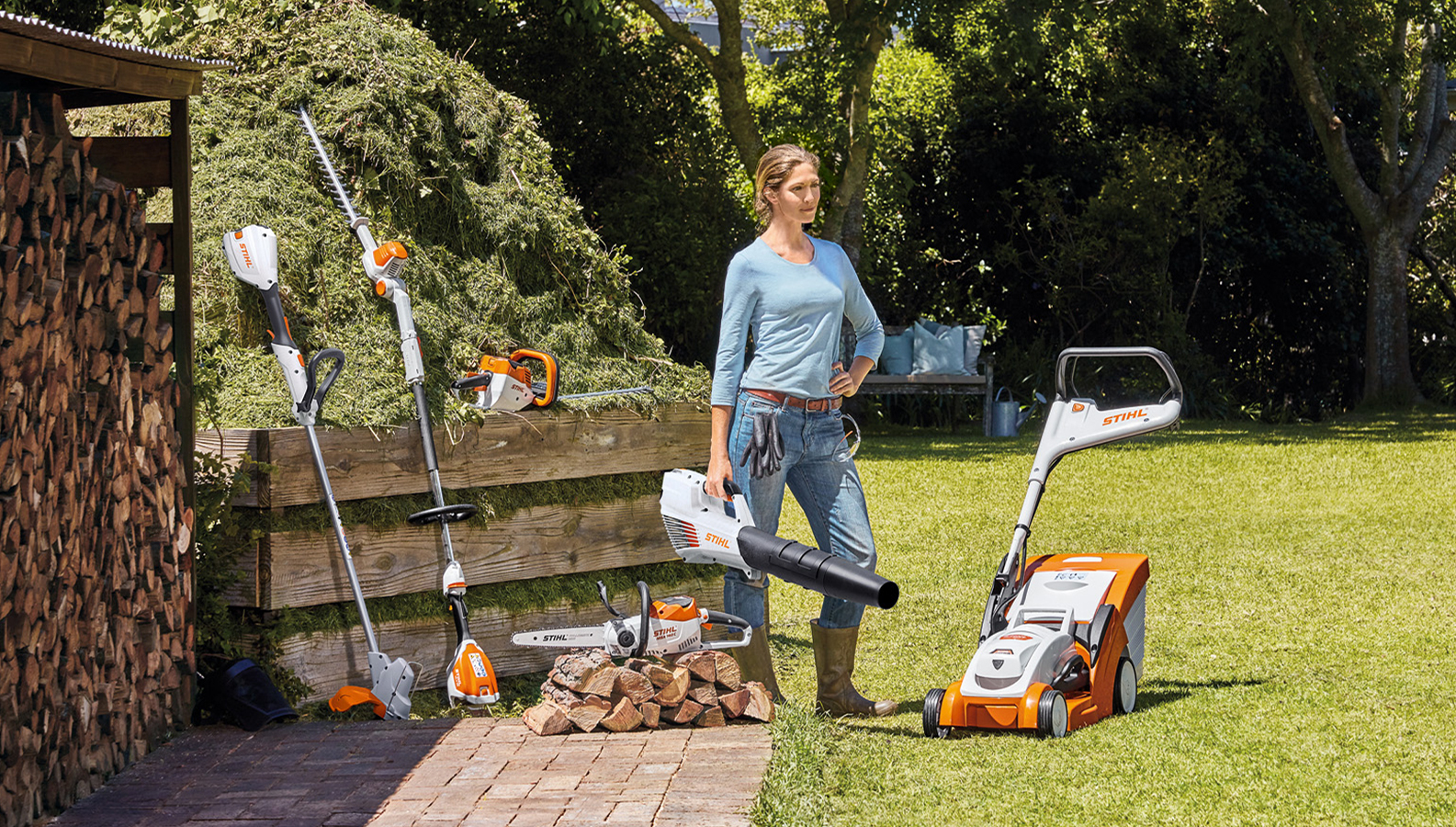 Egy nő a kertben áll, STIHL akkumulátoros termékek széles választékával