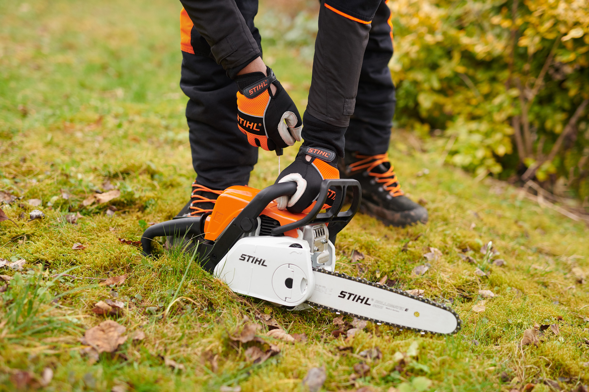 STIHL MS 180 C-BE benzines motorfűrész indítása a földre helyezve