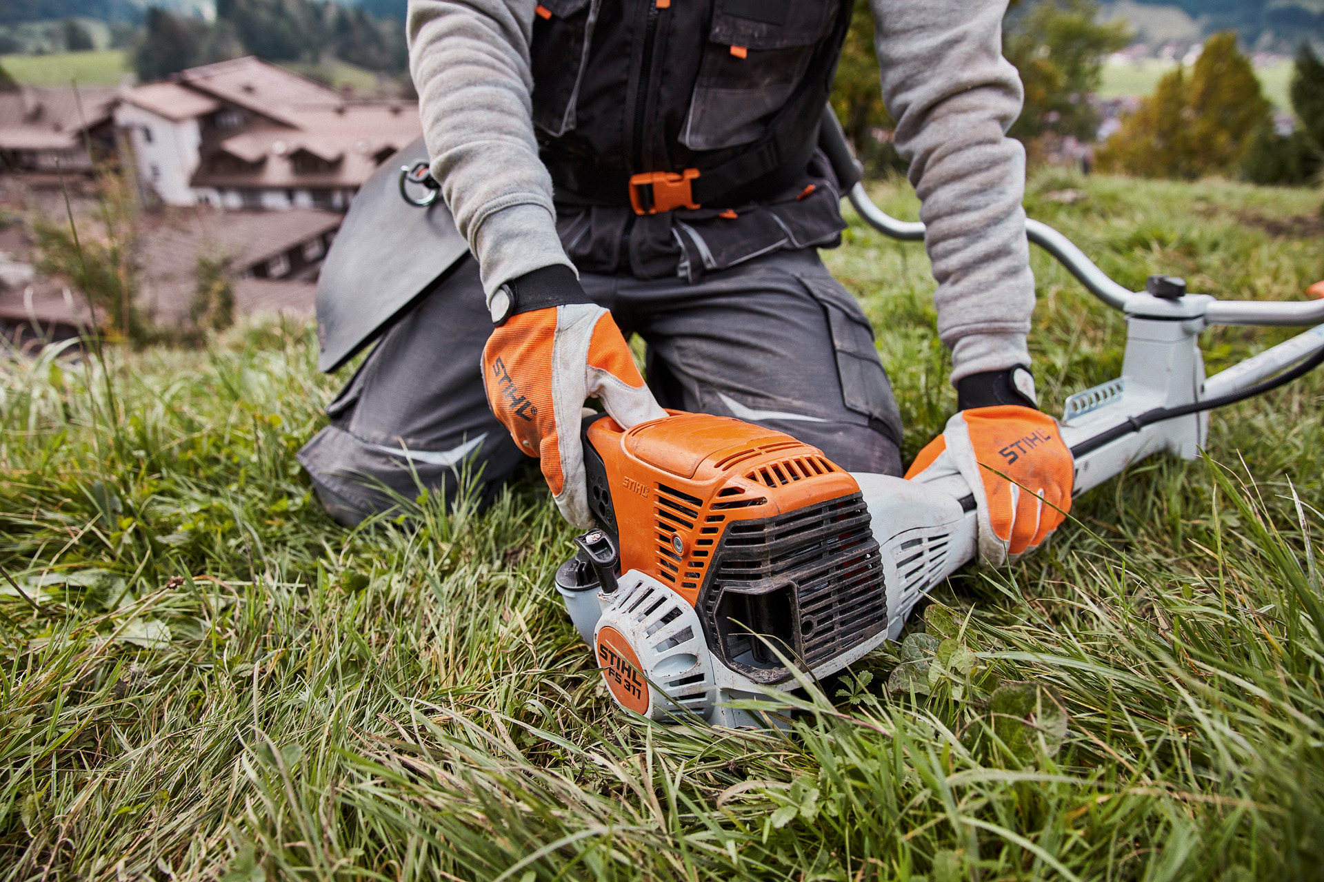 Egy STIHL FS 311 benzinmotoros kaszát indítanak be 