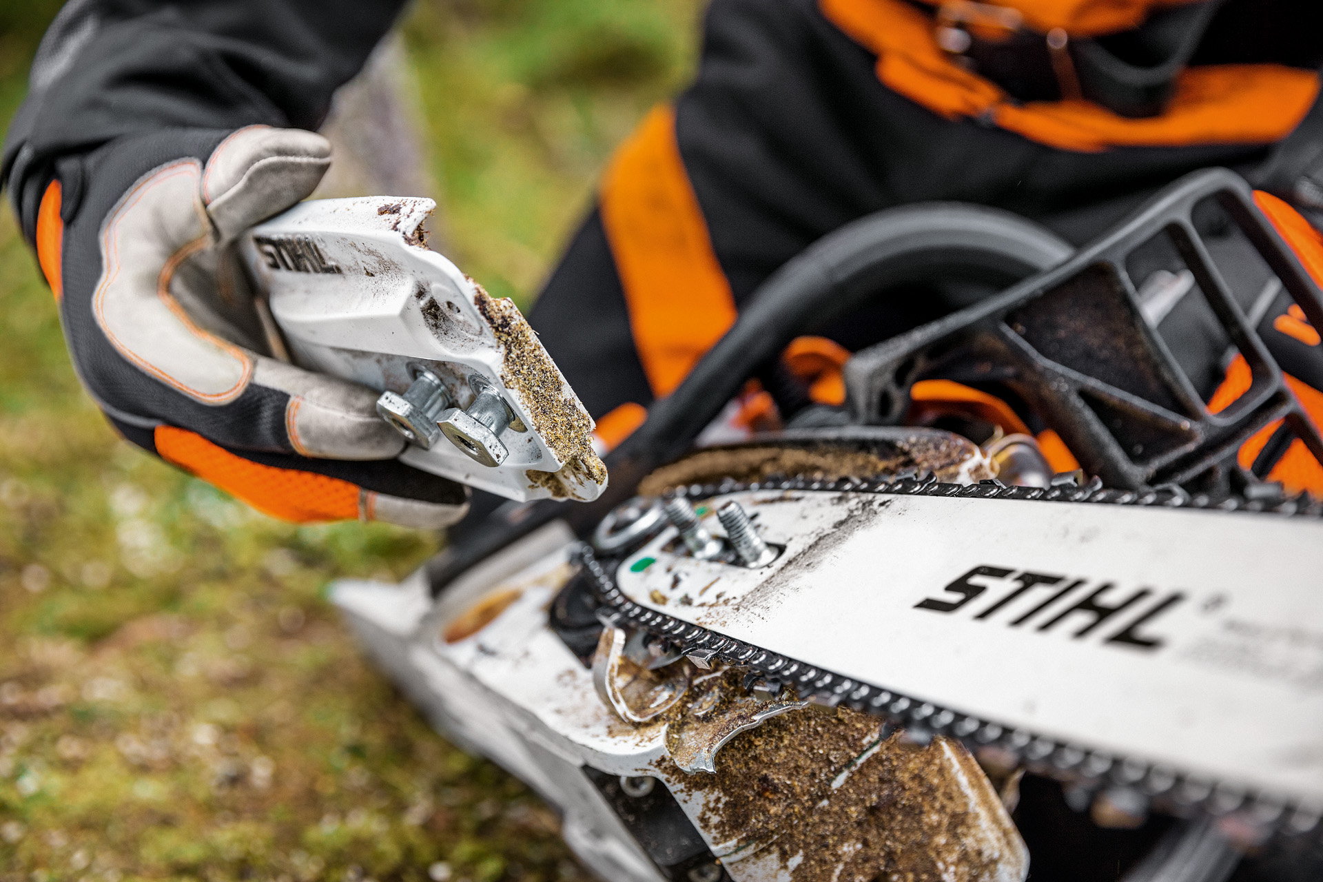 Egy STIHL MS 261 C-M benzines motorfűrész karbantartása 