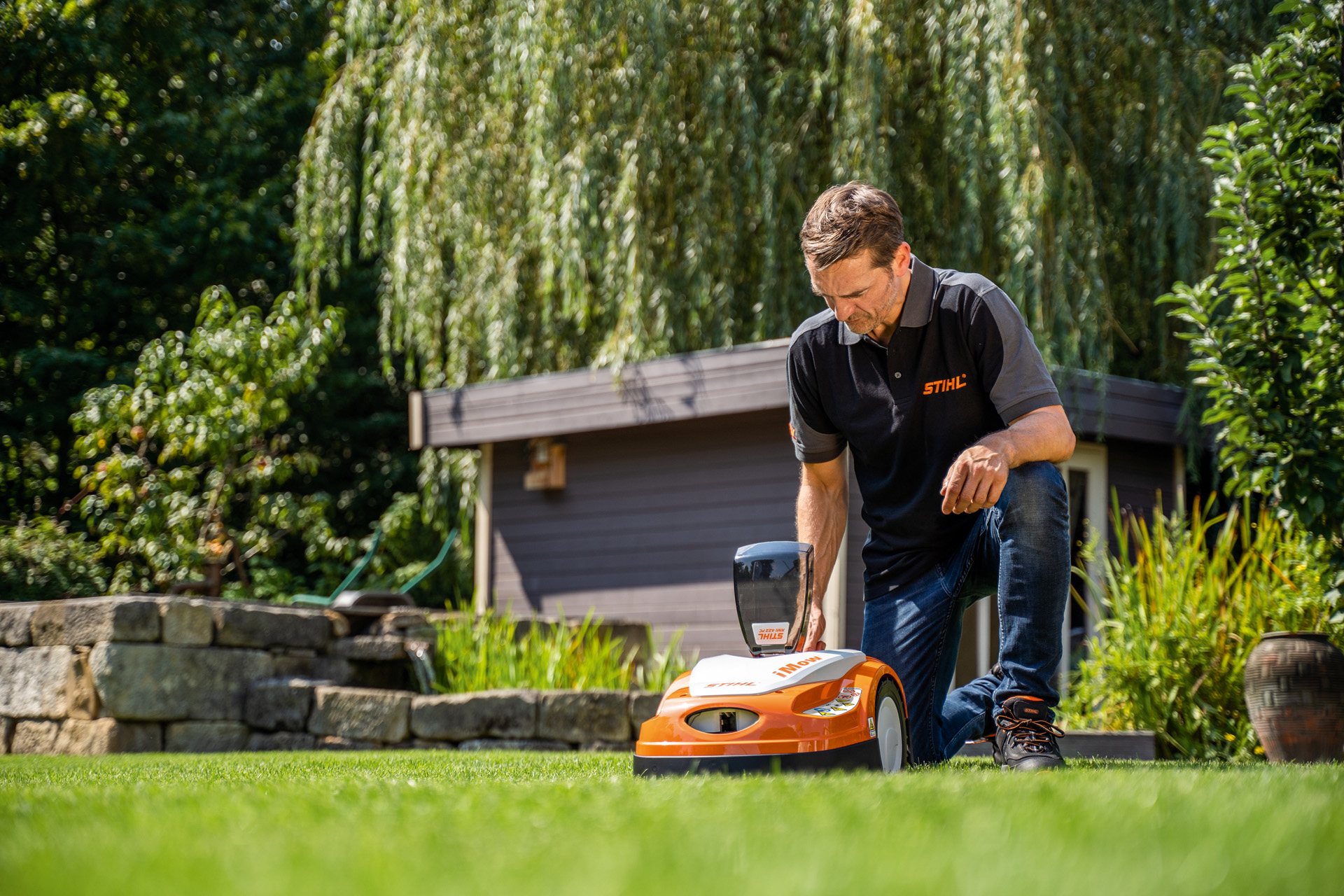 A STIHL szakkereskedő beprogramozza a STIHL iMOW robotfűnyíró fűnyírási tervét a kertben