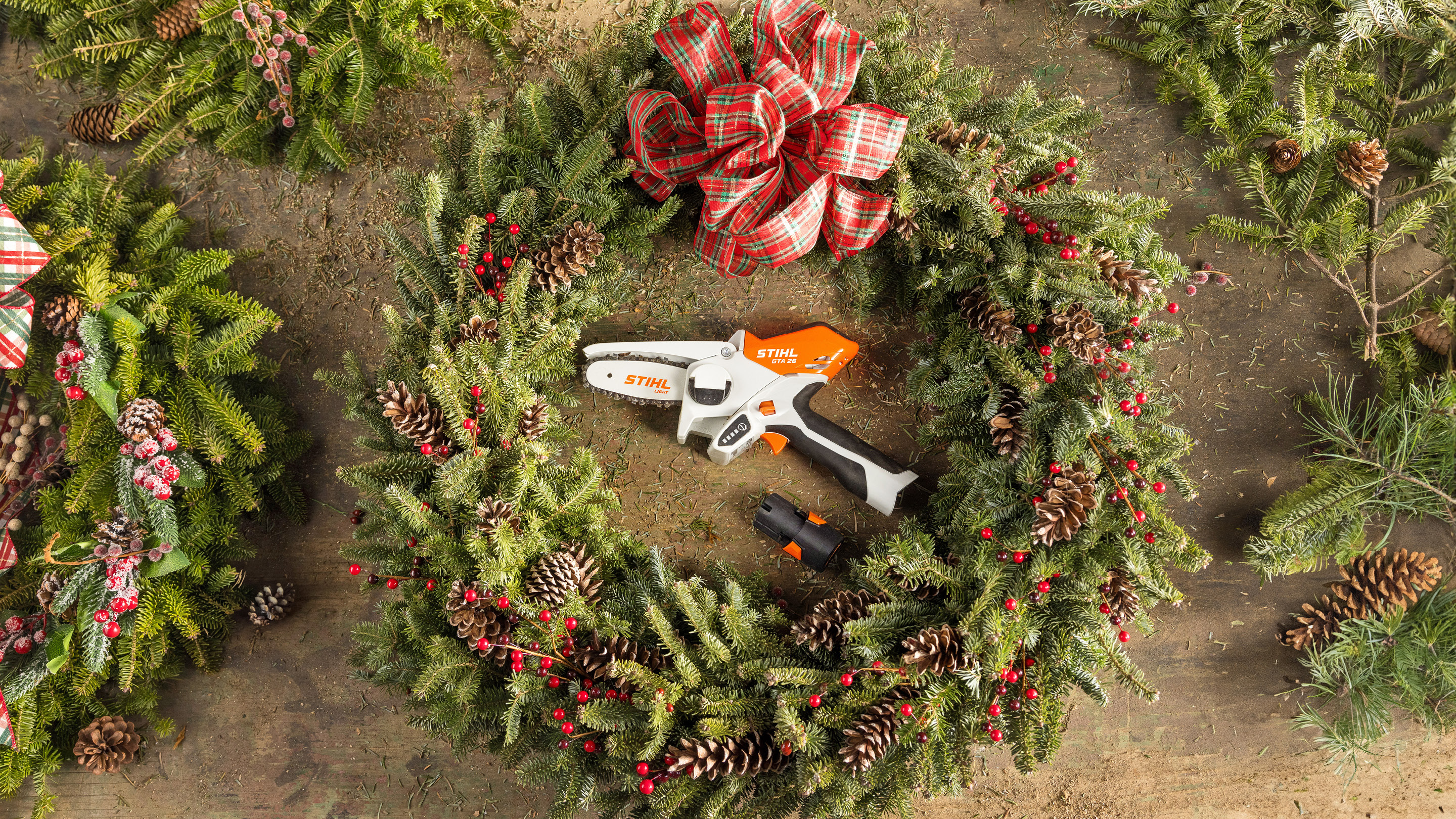 Karácsonyi koszorú GTA 26 akkumulátoros ágvágóval