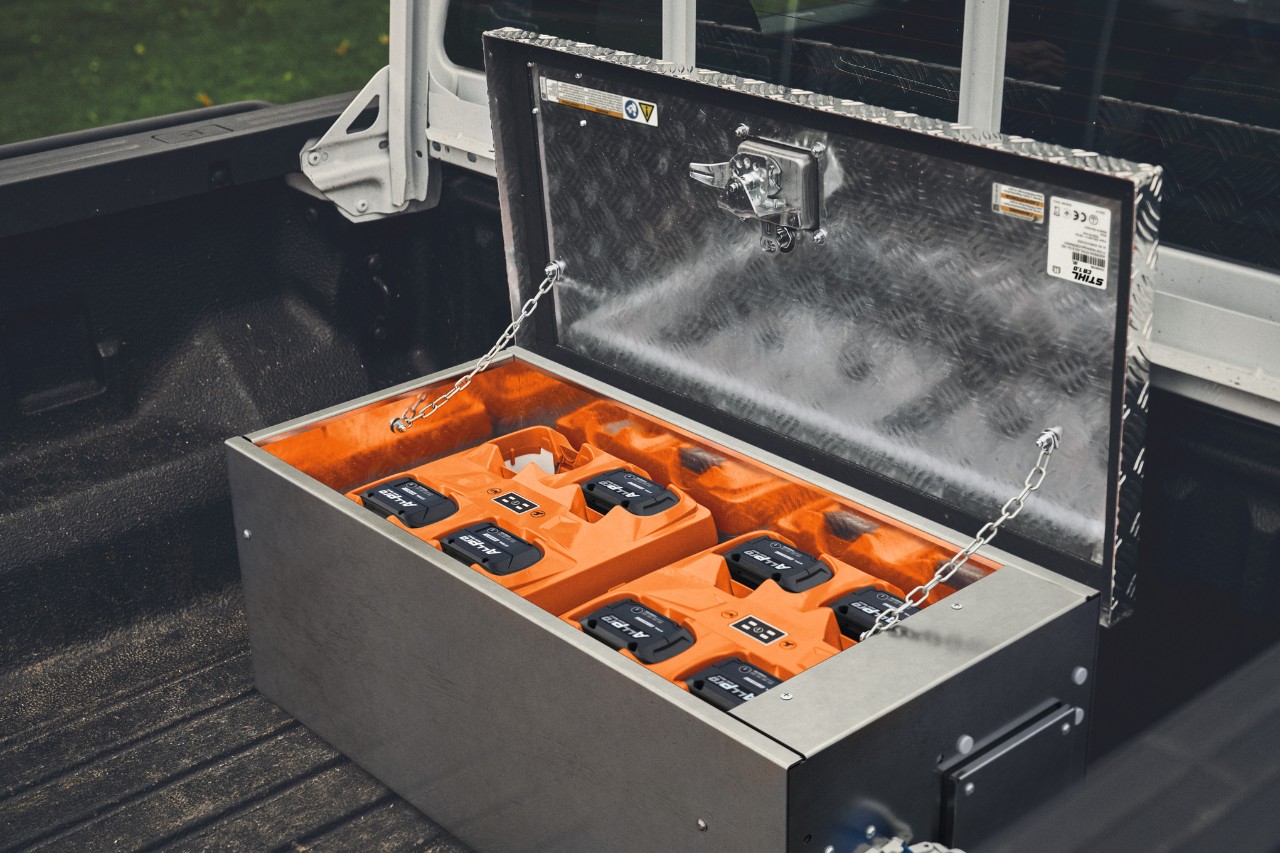 STIHL CB 1 töltőállomás ALLPRO akkumulátorokkal a pickup raktérén