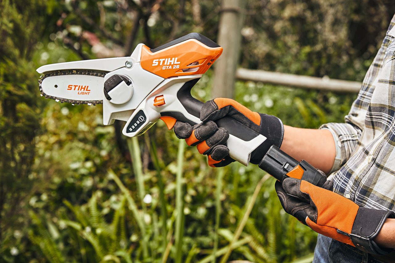 STIHL GTA 26 akkumulátoros ágvágó használat közben a kertben, ágak visszavágásához.