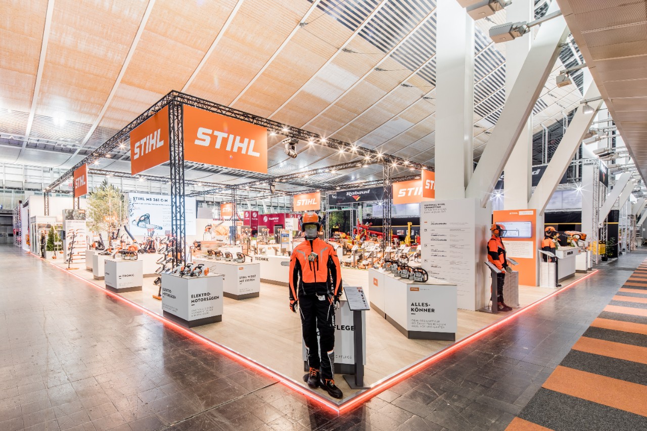 STIHL beltéri vásári stand, többek között motorfűrészekkel és védőfelszereléssel