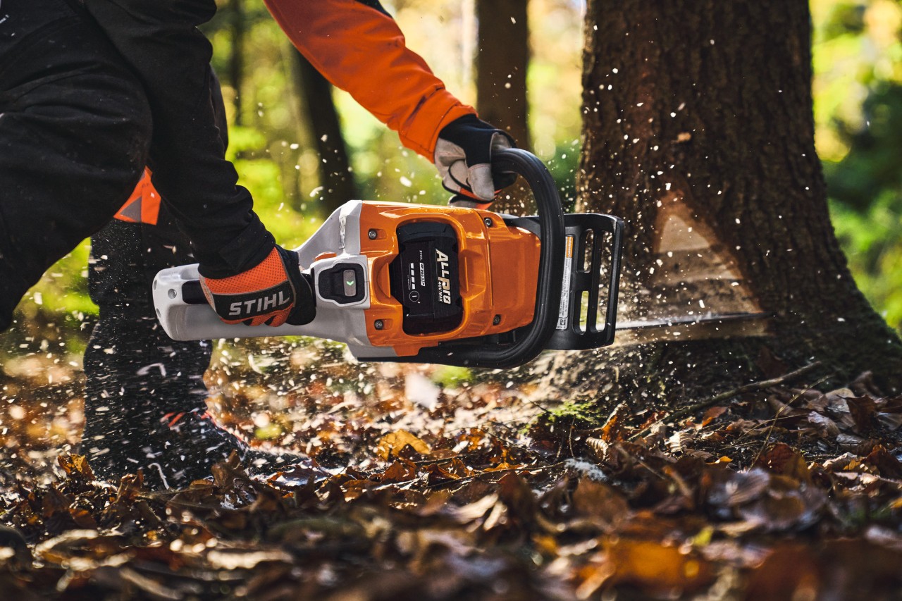 Egy profi fakitermelő az erdőben fát vág egy STIHL MSA260 típusú akkumulátoros láncfűrésszel és egy ALLPRO akkumulátorral
