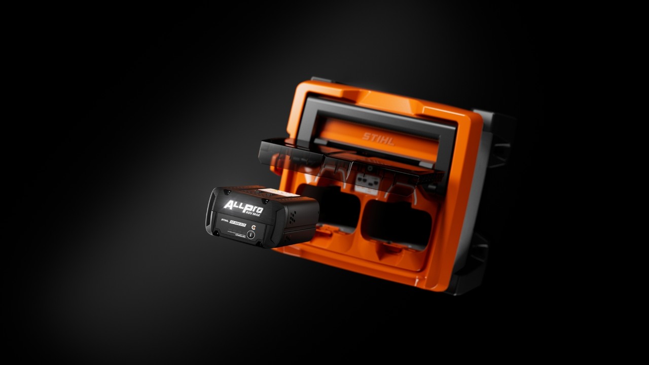 STIHL ALLPRO gyorstöltő AL 1802 MO behelyezett és részben eltávolított ALLPRO akkumulátorral AP 300.0 P(C).