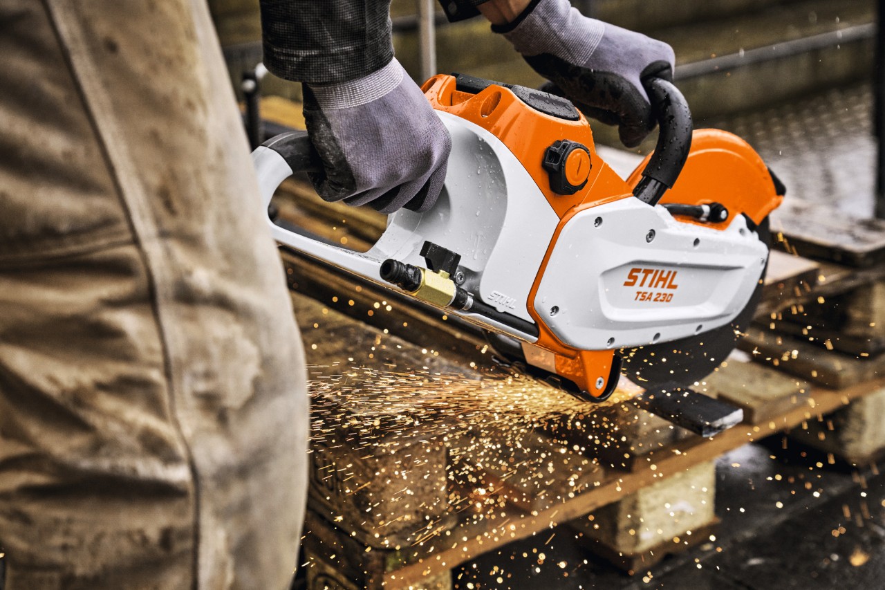 Fémvágás a TSA 230-cal és a STIHL ALLPRO 300.0 P(C) akkumulátorral