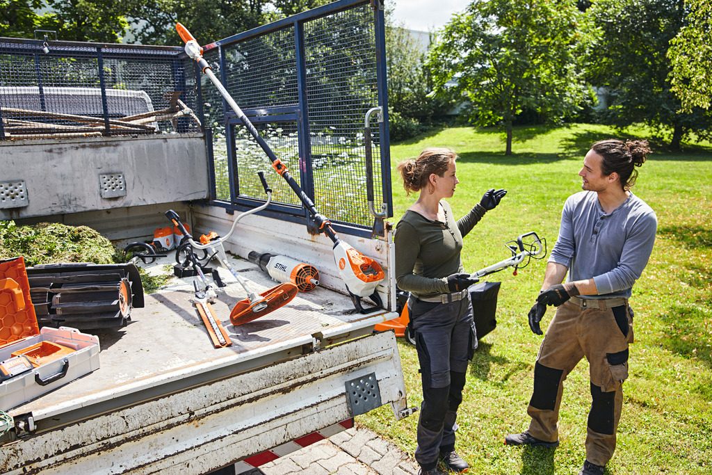 Különféle Stihl-termékekkel megrakodott kisteherautó